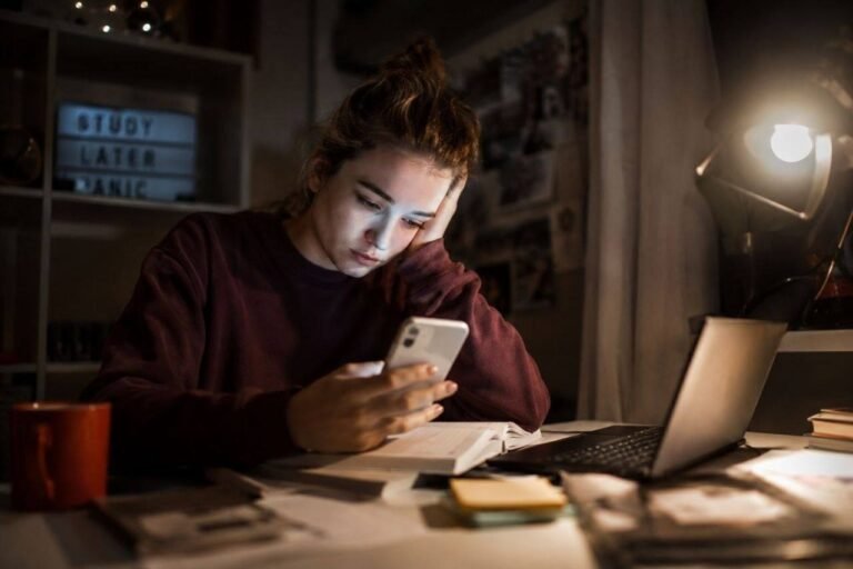 FOMO-покоління: чому молодь боїться щось пропустити