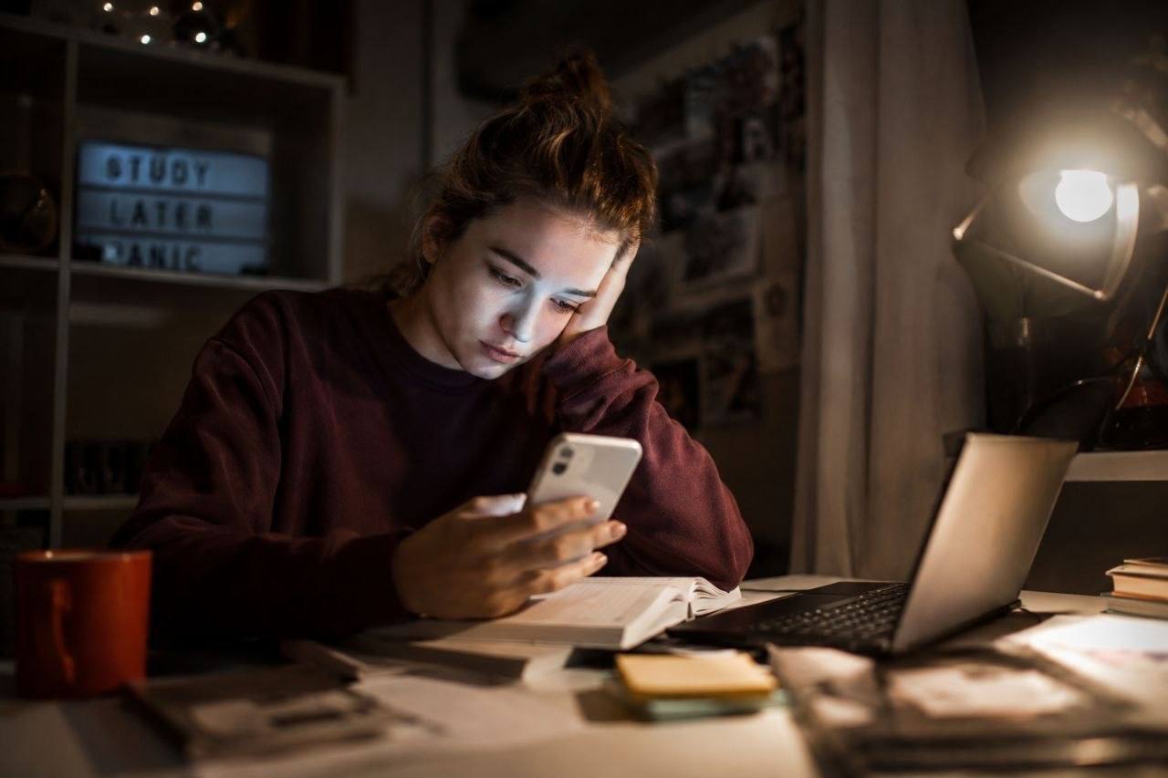 FOMO-покоління: чому молодь боїться щось пропустити